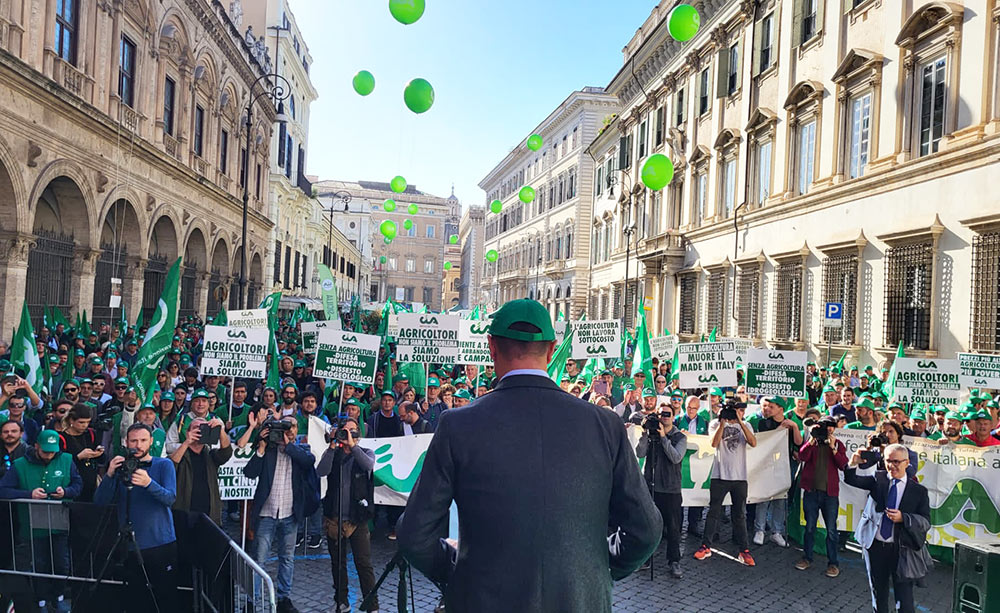 Manifestazione-26-ott_Fini-dal-palco_Piazza-Santi-Apostoli_Roma.jpg